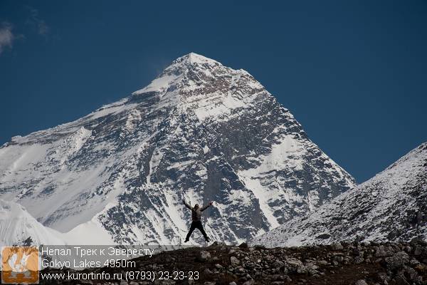 Прыжок на фоне Эвереста