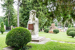 Памятник на территории санатория
